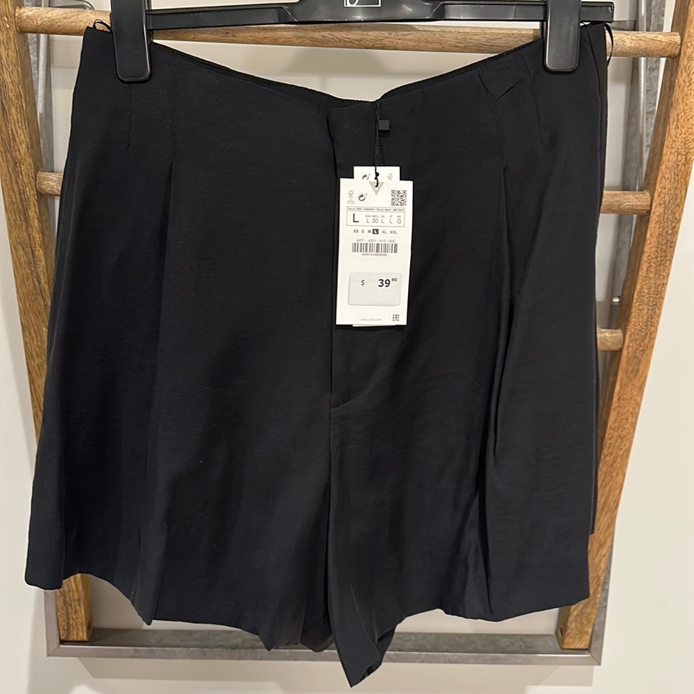 Black shorts with pleats - Zara size large
